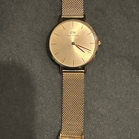 🕐 Great Condition 32mm Unitone Daniel Wellington Watch in Gold - Picture 9 of 11